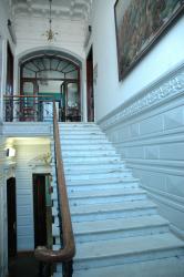 Интерьеры музея (лестница на второй этаж)
